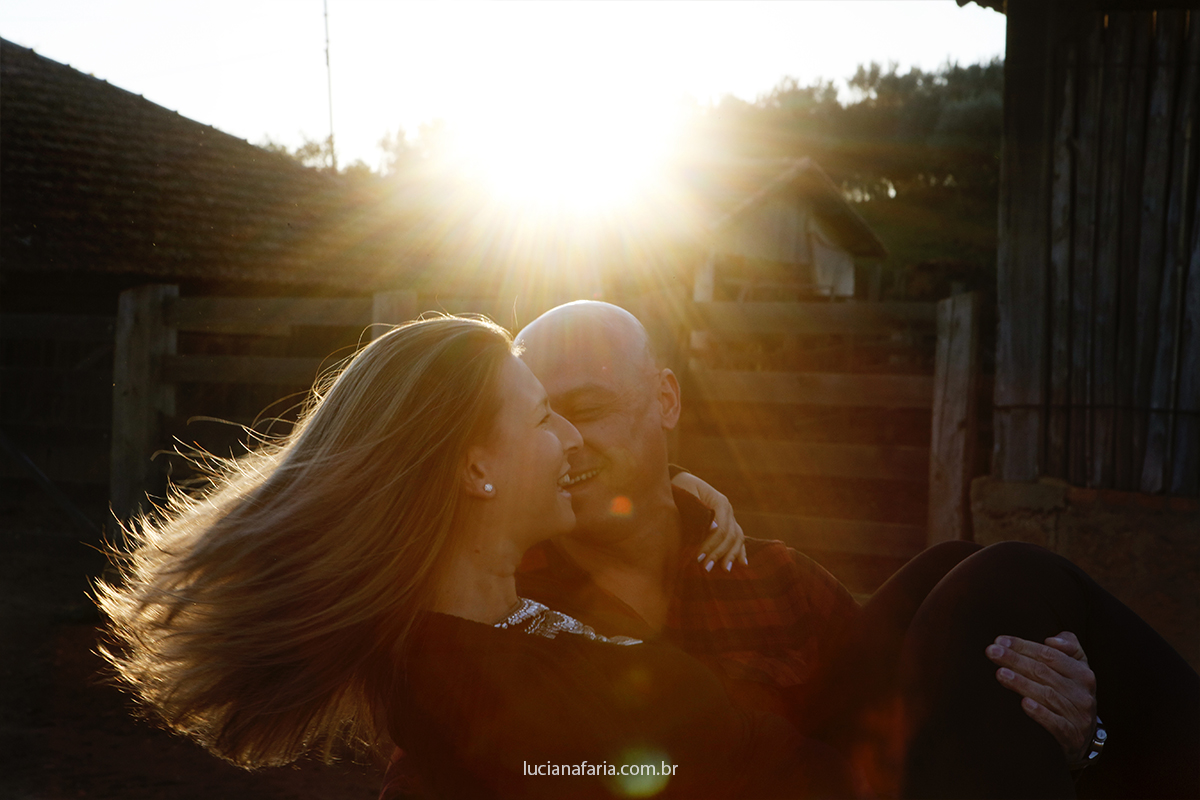 fotos dos noivos em ensaio pré casamento com a fotógrafa luciana faria em poços de caldas linda tarde com lindo por do sol em poços de caldas mg