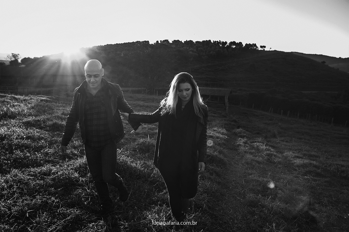 fotografias de casal caminhando numa linda tarde de inverno em poços de caldas andando nas montanhas de minas gerais com a fotografa de casamento luciana faria fotografia