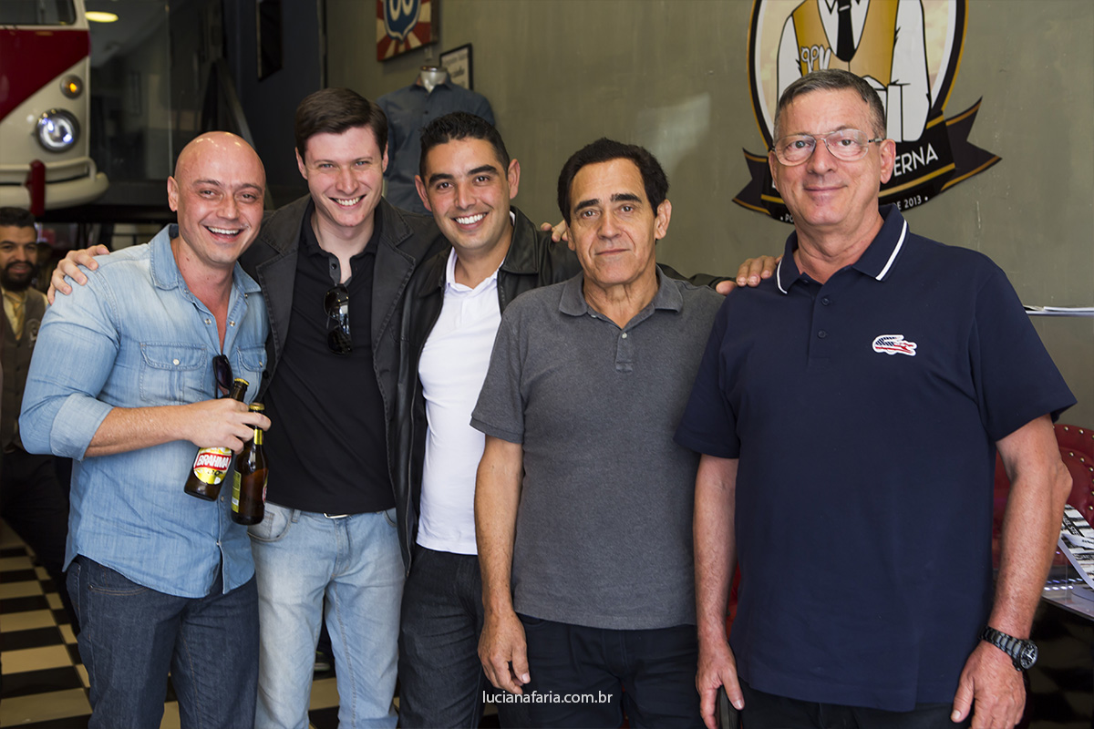 pais e padrinhos prontos para o casamento do melhor amigo fotogrfado pela fotografa de casamento luciana faria