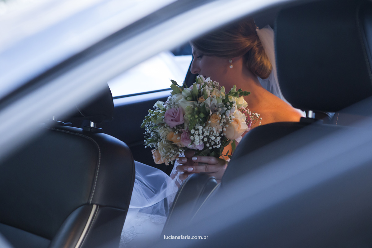 esperando no carro noiva ansiosa pelo grande dia fotografada por luciana faria fotografa em minas gerais de casamento