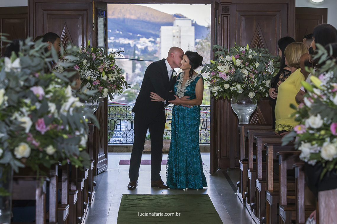 entrada do noivo com beijo na porta da igreja noivo com a mãe entrando na cerimônia na igreja são domingos