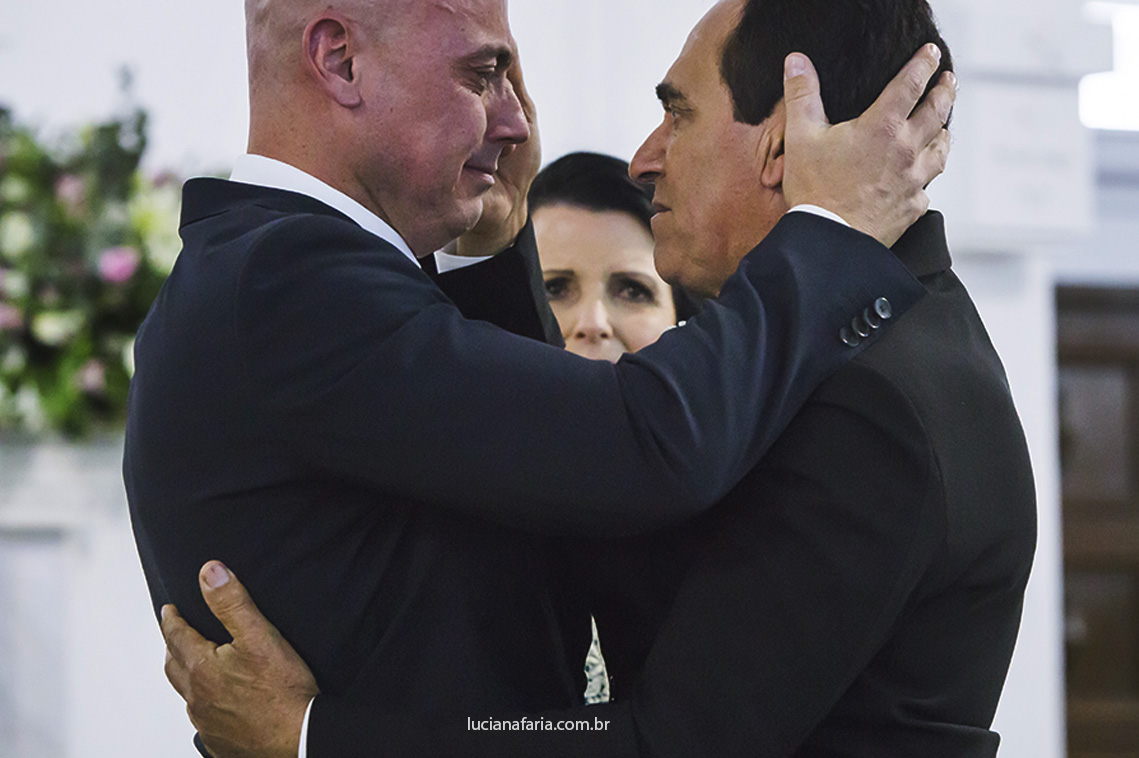 emocionado noivo abraça o pai no altar na igreja são domingos em poços de caldas mg fotografo de casamento