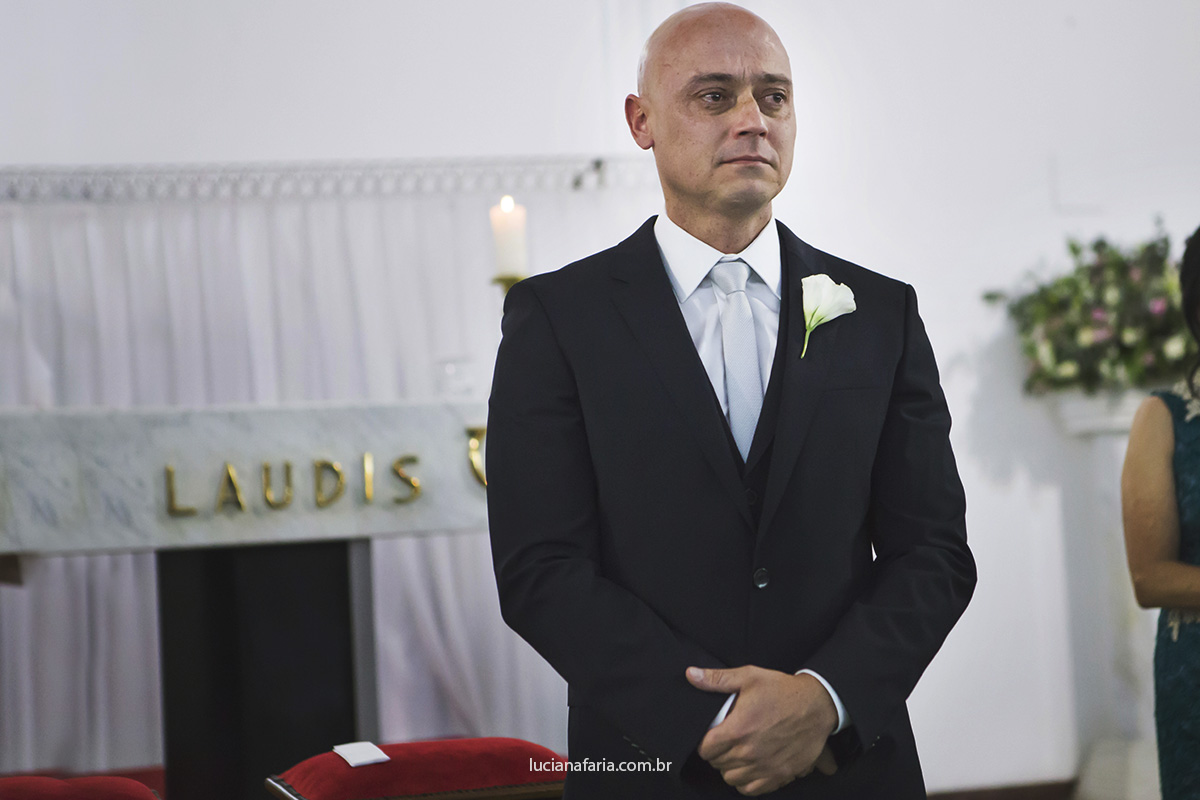 esperando a noiva no altar noivo chorando de emoção no casamento fotografa luciana faria registrou