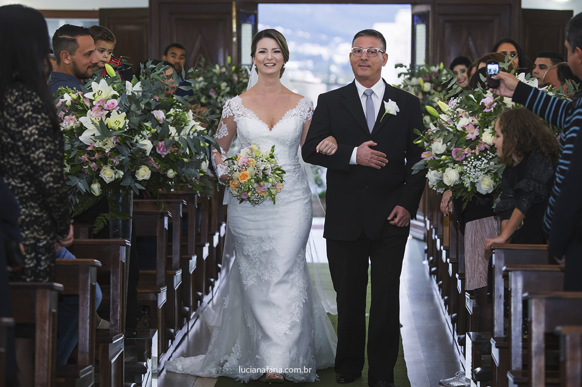 entrada da noiva na igreja são domingos em poços de caldas noiva com o pai no corredor decoração la farme buffet poços de caldas