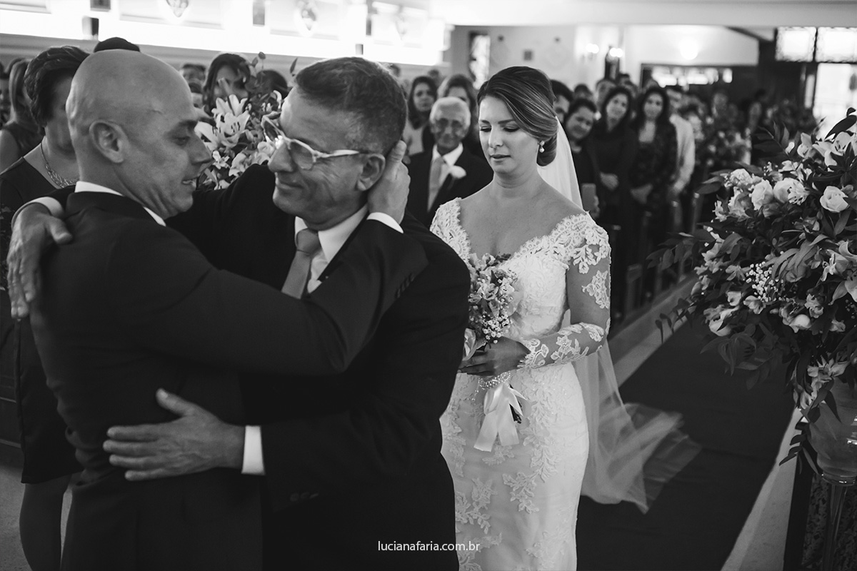 encontro da noiva com seu amado no altar lindo vestido do atelier oui de campinas sp