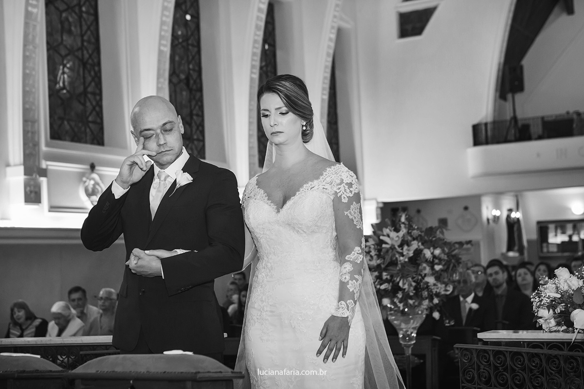 noivo emociona na cerimônia do seu casamento no fim de uma linda tarde de sabado registro da fotografa de casamento luciana faria