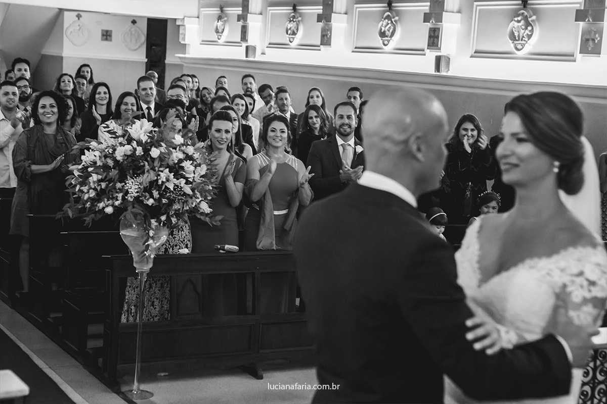 noivos aplaudidos pelos convidados em seu casamento realizado em poços de caldas