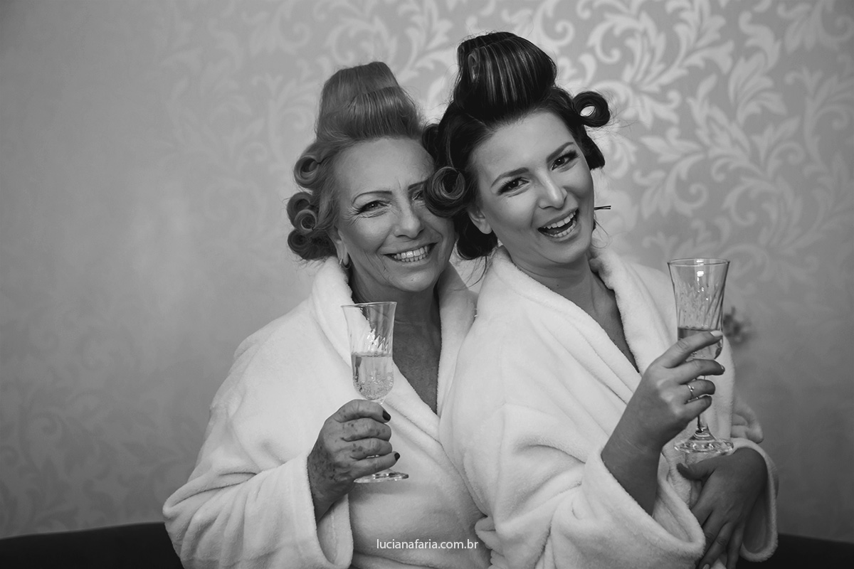 mãe da noiva em momento especial no salão do dia da noiva com a mãe brindando a felicidade
