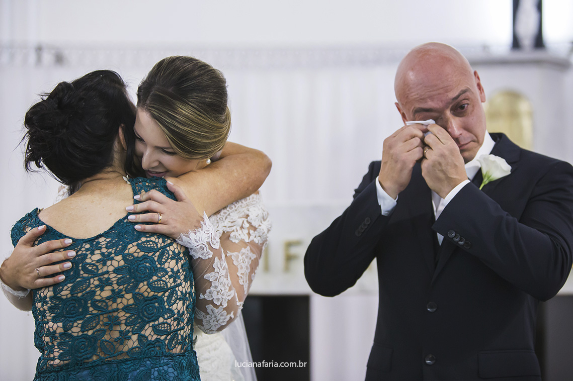 noivo chorando ao abraçar a mãe lindo momento de amor entre ma~e e filho no casamento