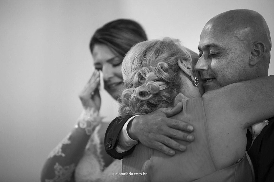 noiva chorando emocionada com a mãe em momento dos cumprimentos no altar todos choram maquiagem da noiva não borra registro do casamento pela fotógrafa luciana faria fotografias