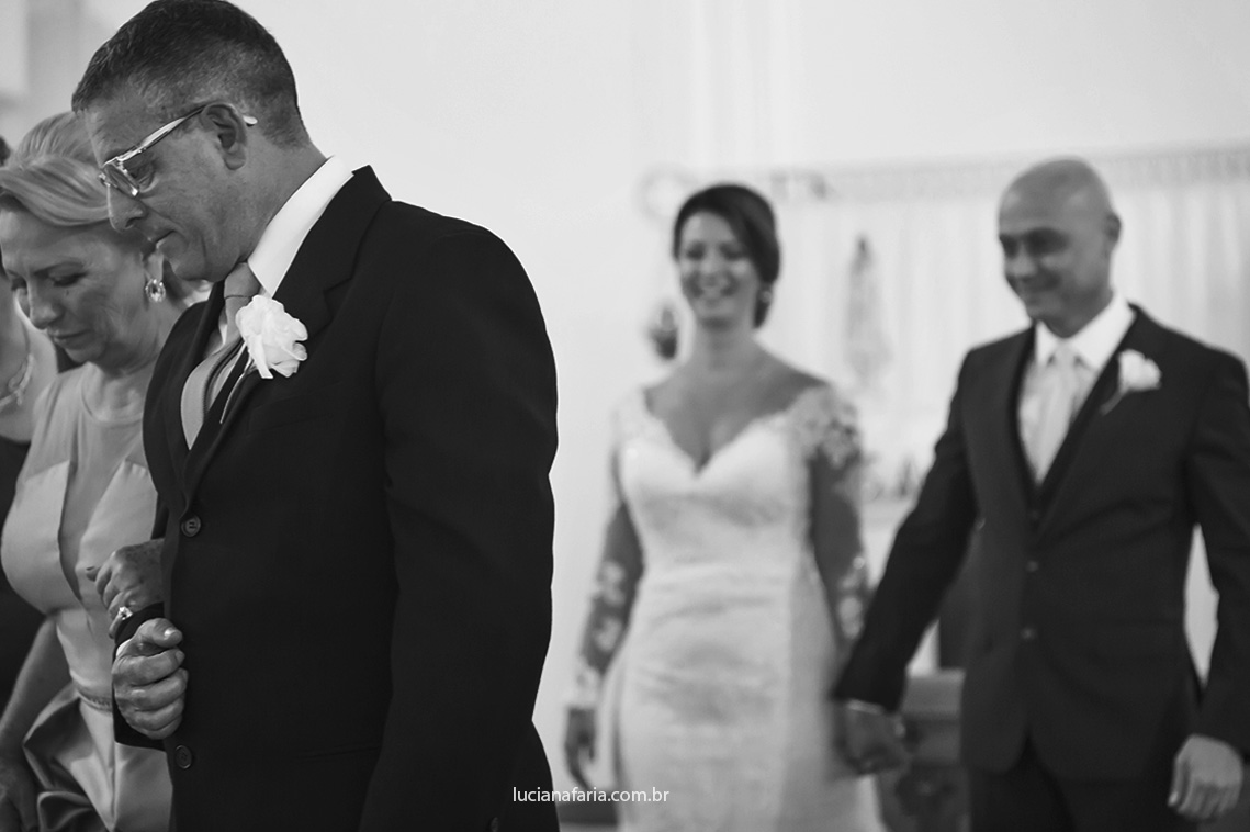 lapela no terno do pai da noiva da destaque no registro do momento da saida da igreja