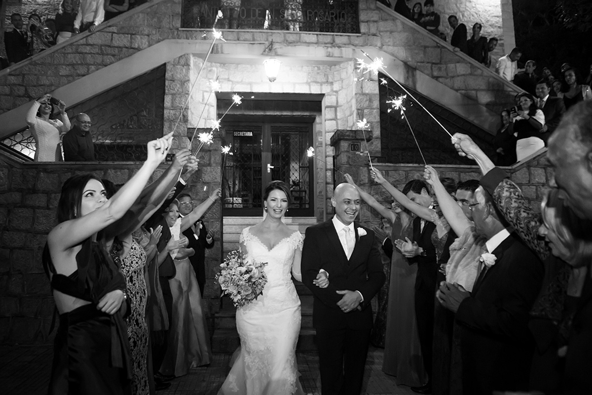 saída dos noivos com sparkles dando um charme as fotografias do casamento do casal de campinas sp realizado em poços