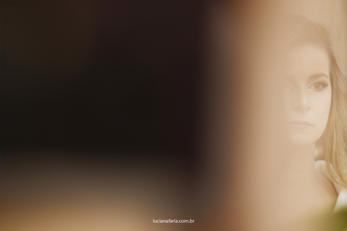 noiva se arrumando para casar fotos do making of com a fotógrafa luciana faria em minas gerais