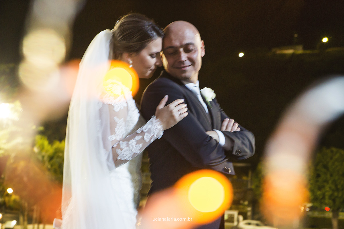 casando no frio vestido da noiva para o frio de manga longa rendas e bordados véu e grinalda registrado pela fotógrafa luciana faria fotos de casamento