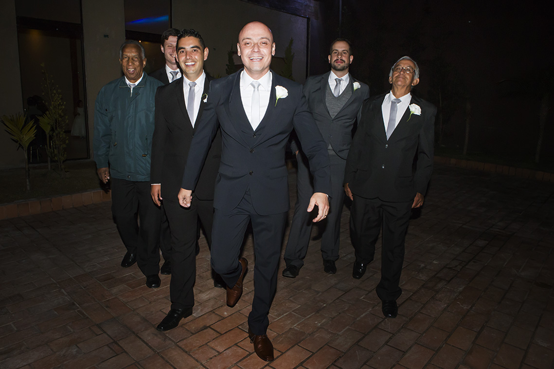 noivo com os padrinhos em fotos para o álbum do casamento