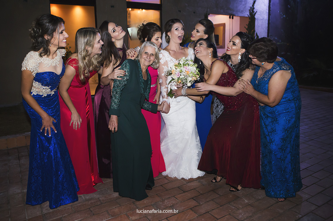 foto da noiva com as madrinhas na festa de casamento no la farme