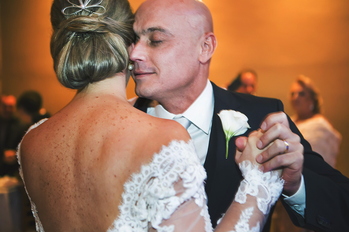 dança dos noivos lindo vestido da noiva com decote maravilhoso nas costas lapela do noivo destaque na fotografia de luciana faria