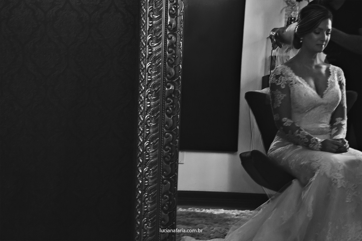 vestida de noiva na frente do espelho pronta para casar noiva colocando o véu antes do casamento vestido do atelier oui