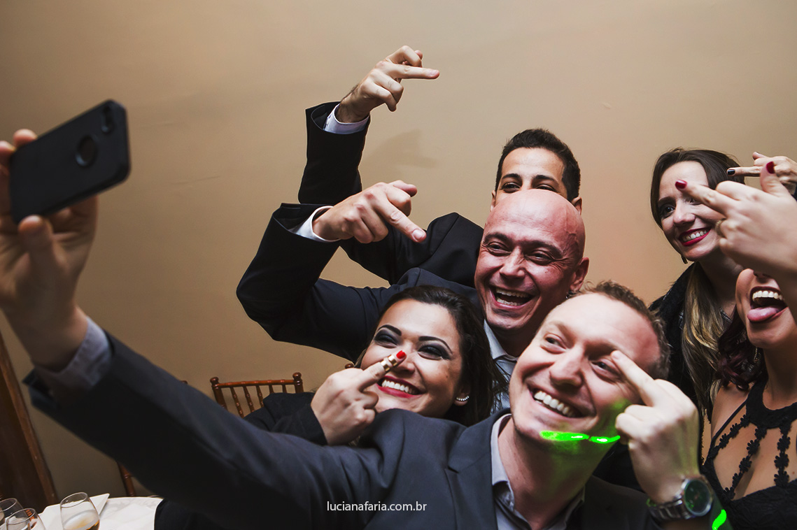 amigos do noivo na festa do casamento casando fora da cidade