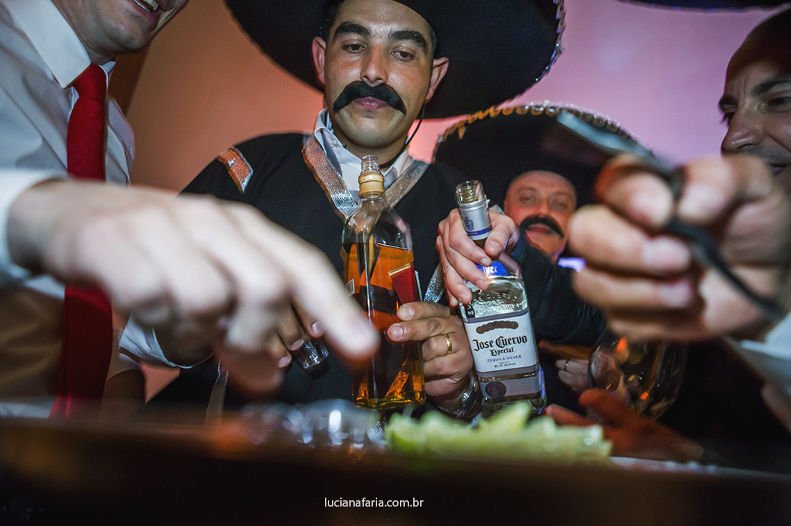 chapéu mexicano usado no corte da gravata do noivo com tequila