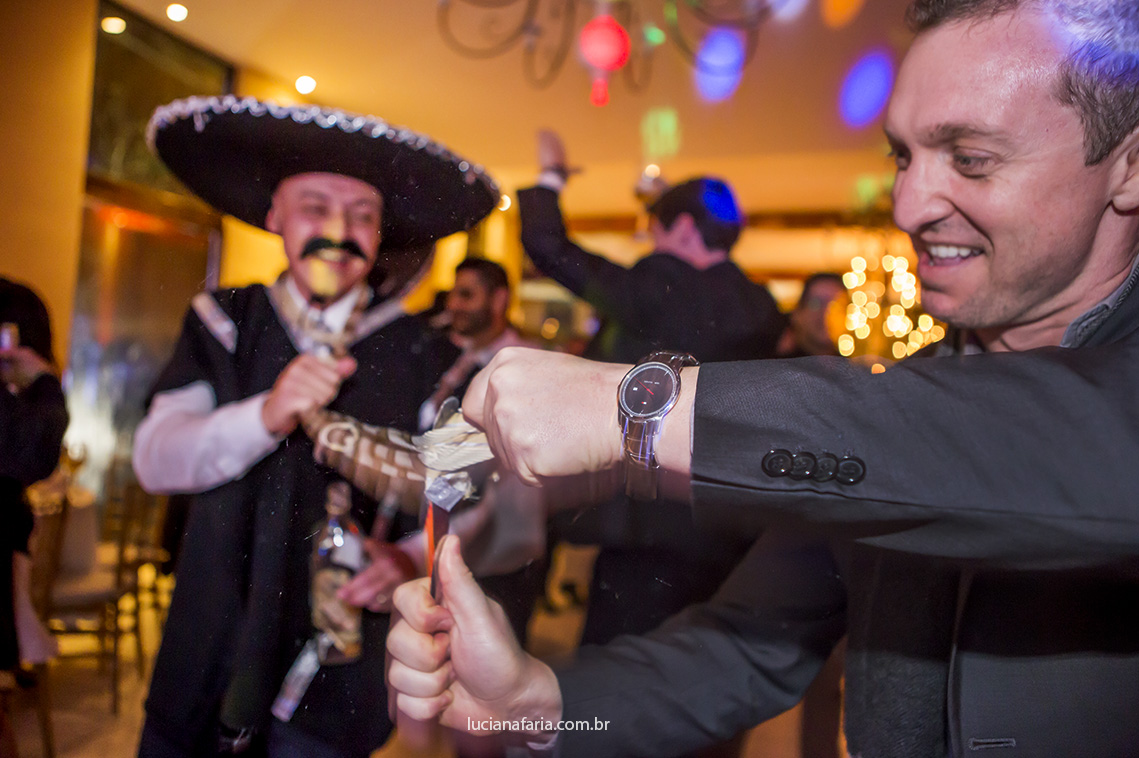 corte da gravata festa do casamento balada dos noivos