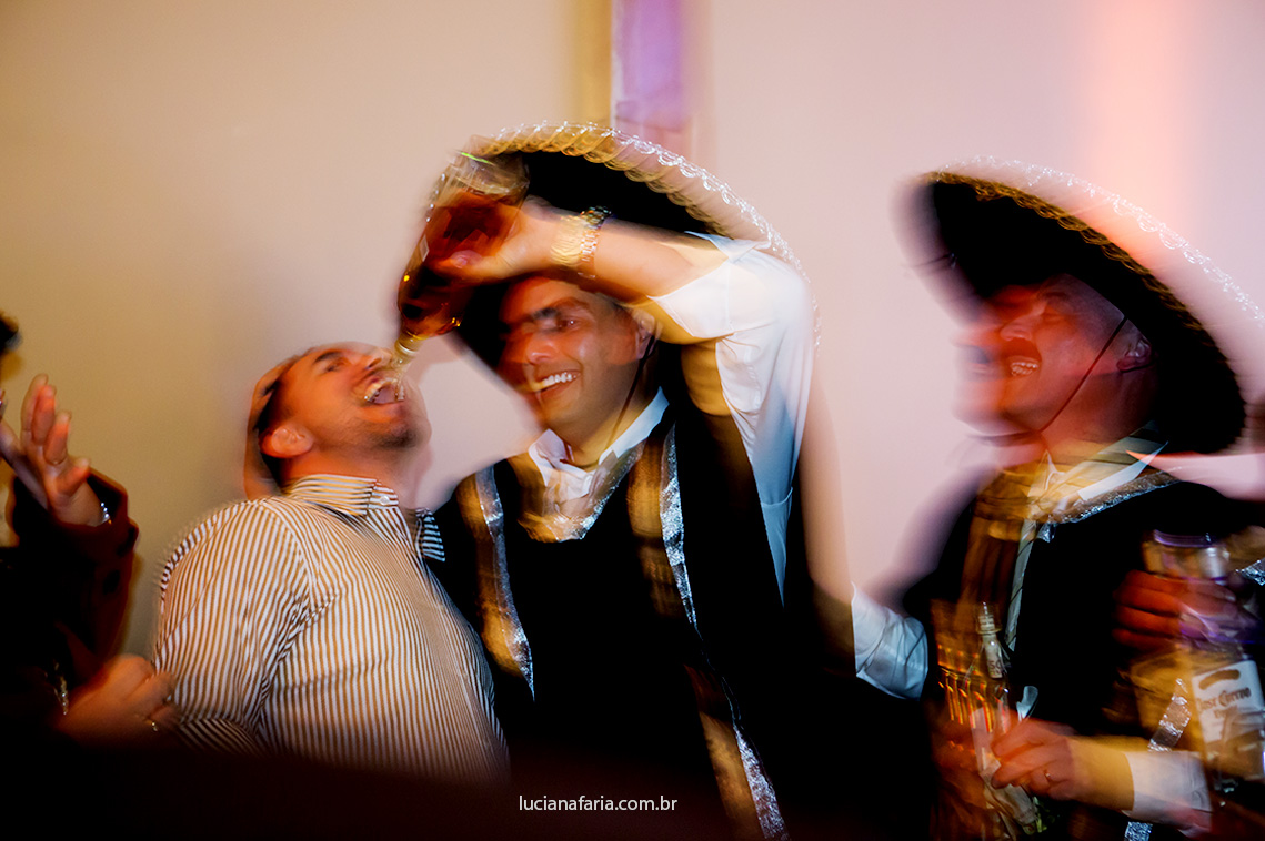 padrinho do noivo toma whisky no gargalo corte da gravata com chapéu mexicano festa mexicana