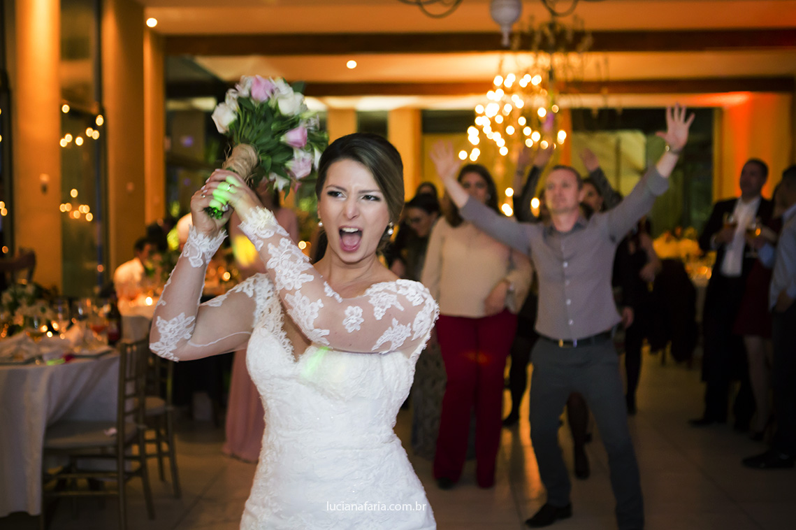 hora de jogar o buque para as mulheres da festa buque da noiva sorte para casar quem vai pegar o buque