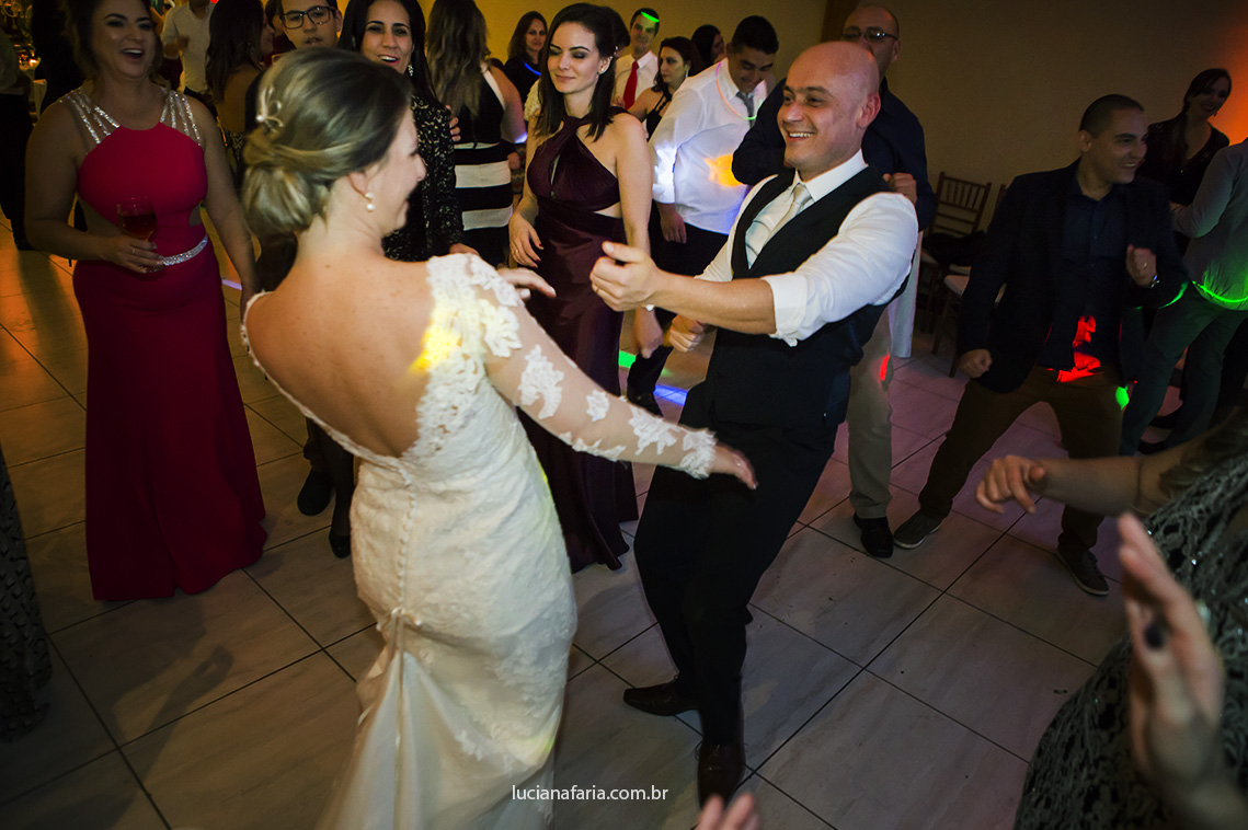 noivos na pista de dança no casamento