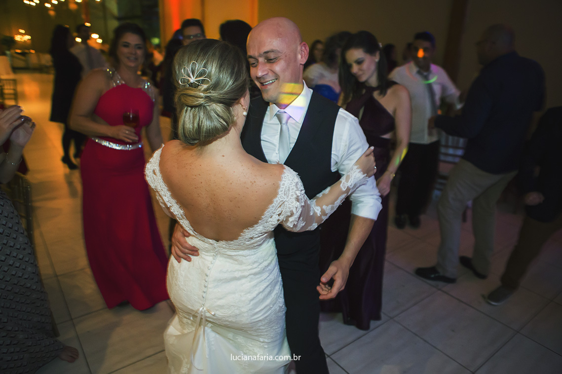 dança dos noivos na pista com os amigos