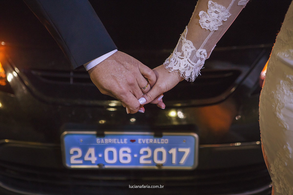 placa do carro dos noivos com os nomes e a data do casamento na placa do carro