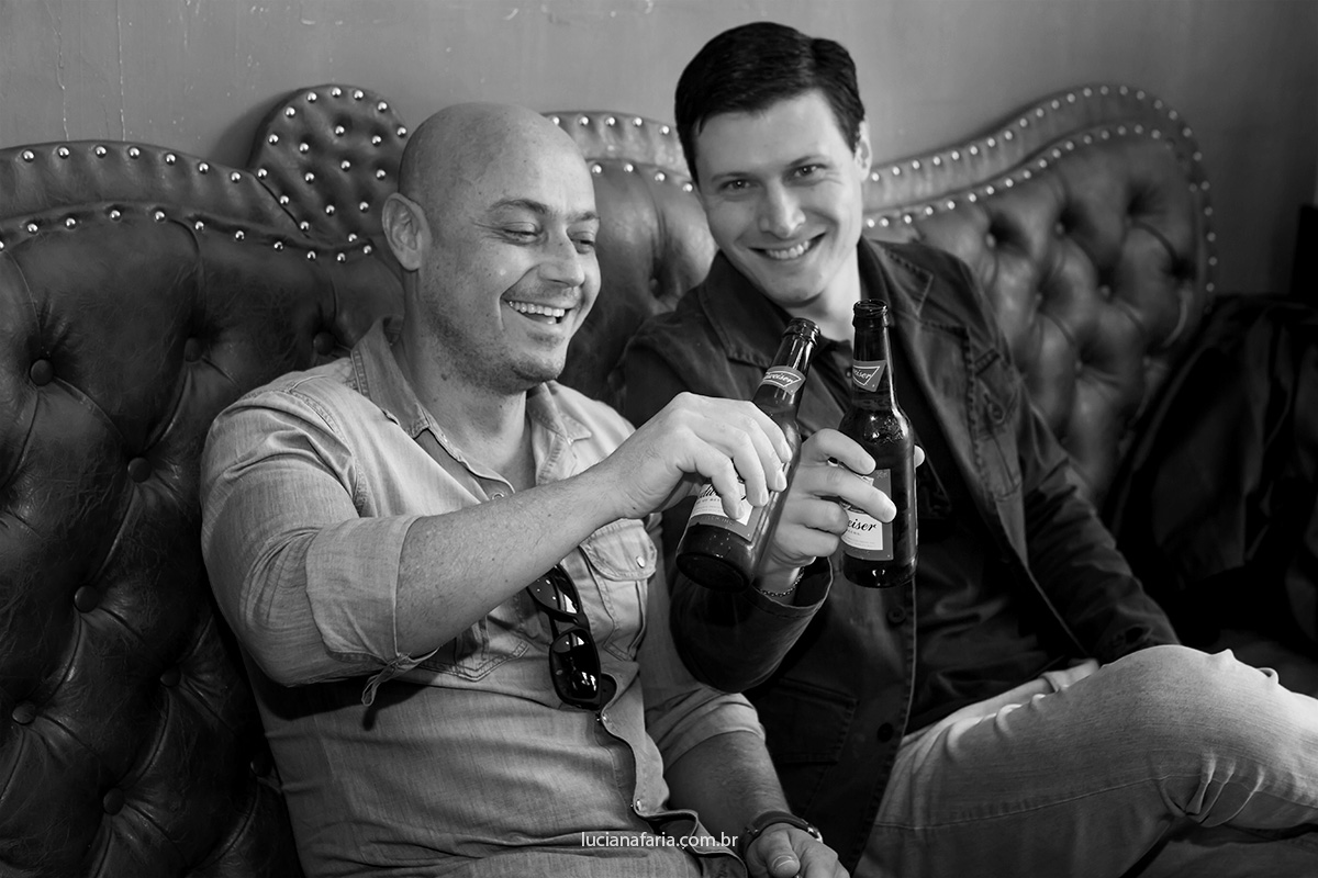 dia do noivo na barbearia em poços de caldas mg padrinhos do noivo tomando cerveja na espera do casamento