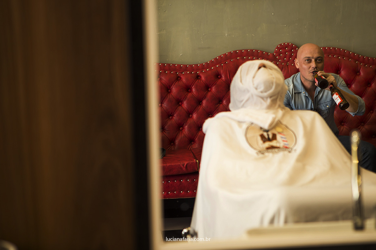 pai do noivo arrumando para o casamento do filho na barbearia em poços de caldas fotografias de casamento luciana faria