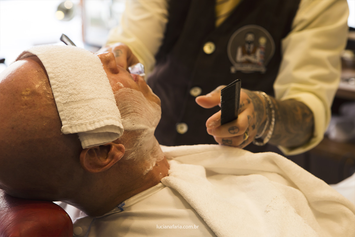 noivo fazendo a barba no dia do noivo na barbearia em minas gerais