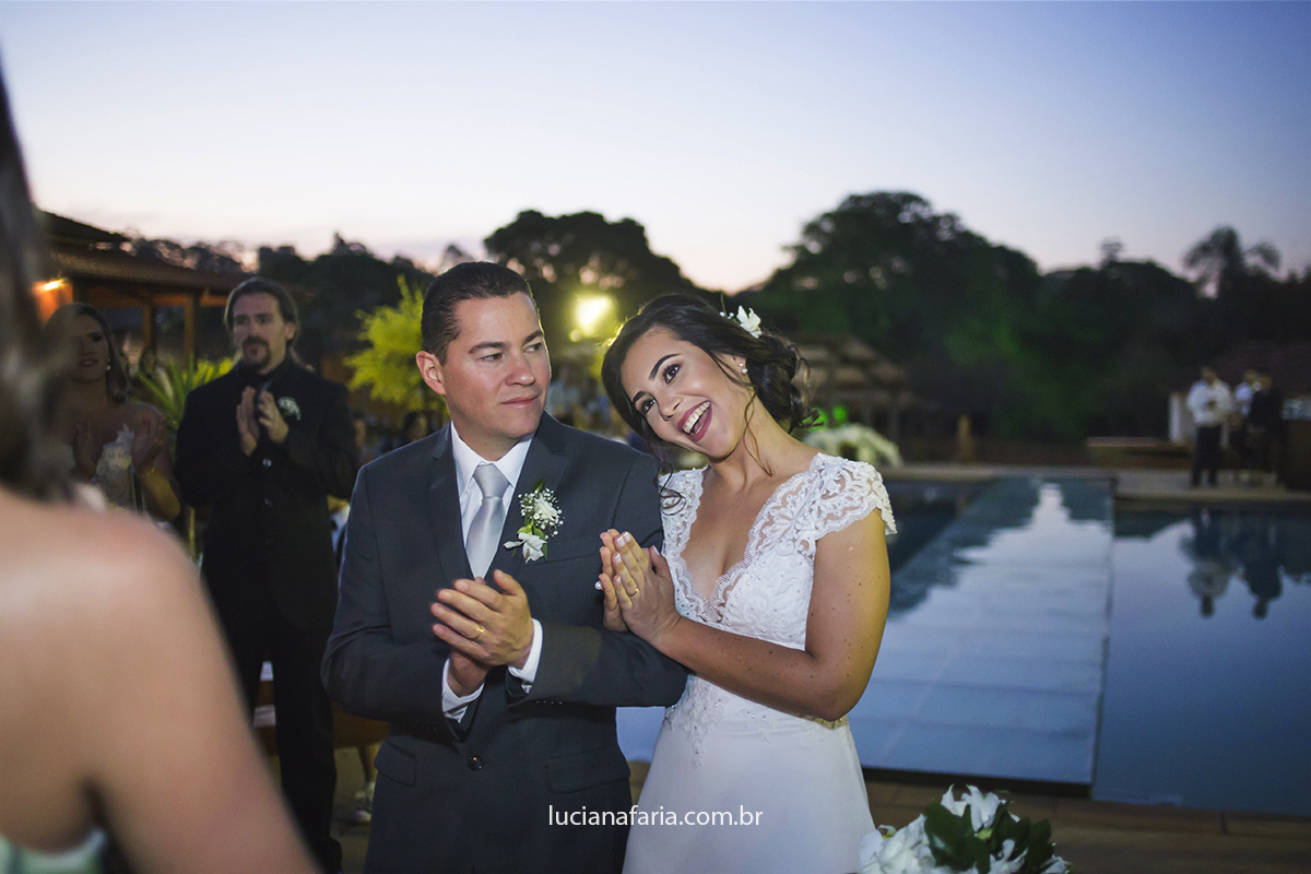 FOTÓGRAFA DE CASAMENTO AO AR LIVRE LUCIANA FARIA COM NOIVA SORRIDENTE NO CASAMENTO A TARDE NA FAZENDA