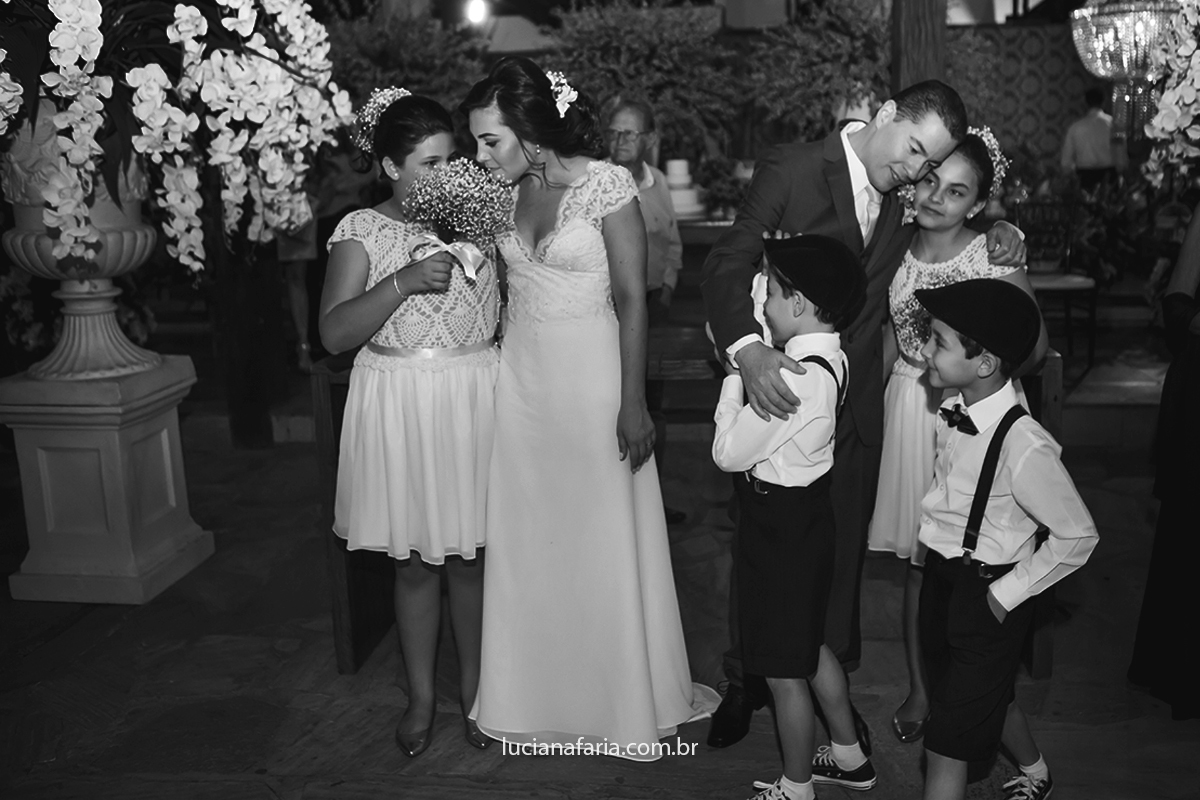 RETRATO DE CASAMENTO DO CASAL DE NOIVOS COM OS PAGENS FOTOGRAFIAS COM ESTILO RETRÔ 