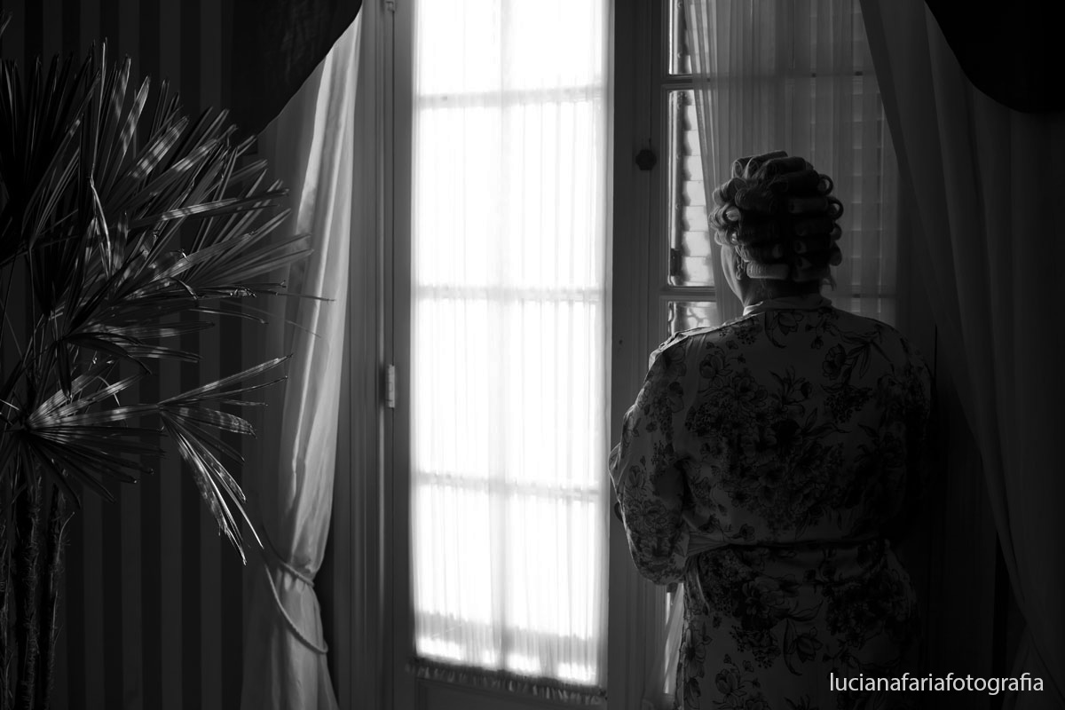 noiva, vestida de noiva, noiva na janela, esperar, casamento, fotografia de casamento