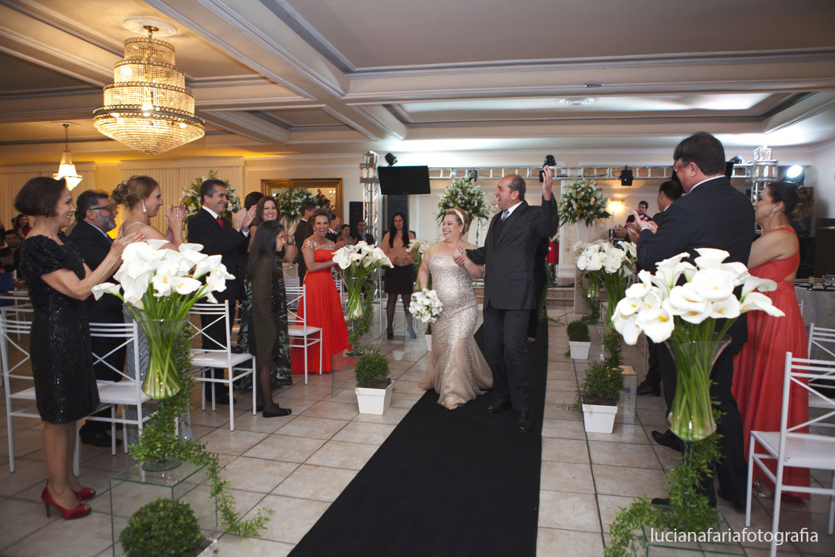 saída dos noivos, casamento lindo, dia feliz, decoração, cerimonial, fotografia de casamento, fotógrafa em poços de caldas