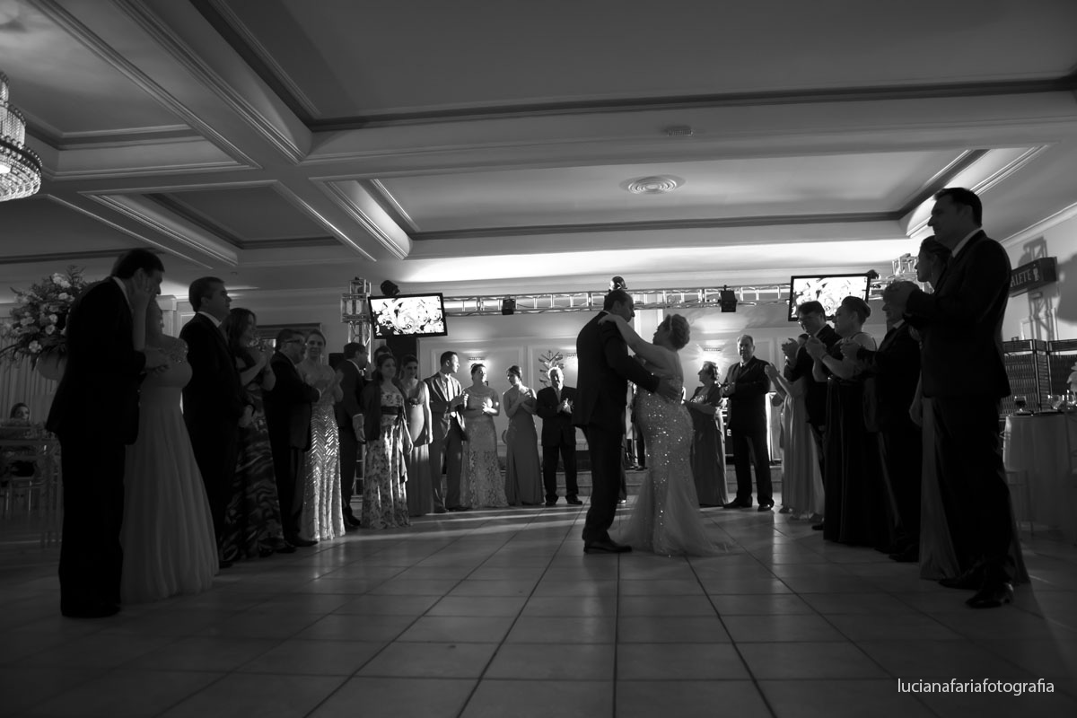 dança dos noivos, dia dos noivos, vestido da noiva, foto linda, momento casar, fotografia de casamento, dançar