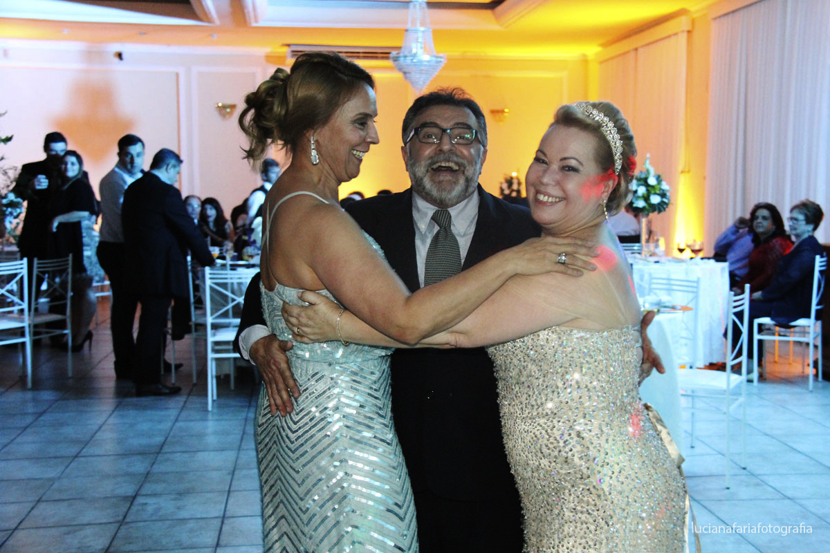 amigos, noiva feliz, salão da festa, fotos da noiva, fotografia de casamento