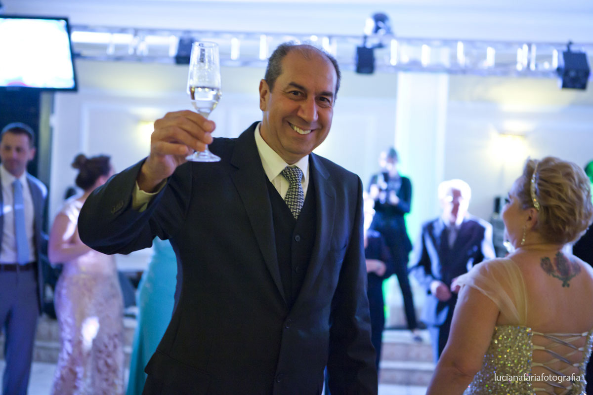 noivo, brinde, terno do noivo, casamento, fotografia do noivo, foto de casamento