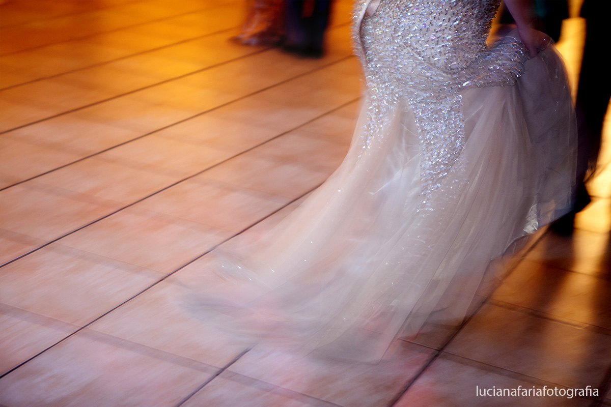 calda do vestido, vestido da noiva, festa, hora do vestido, fotografia do casamento, foto do vestido