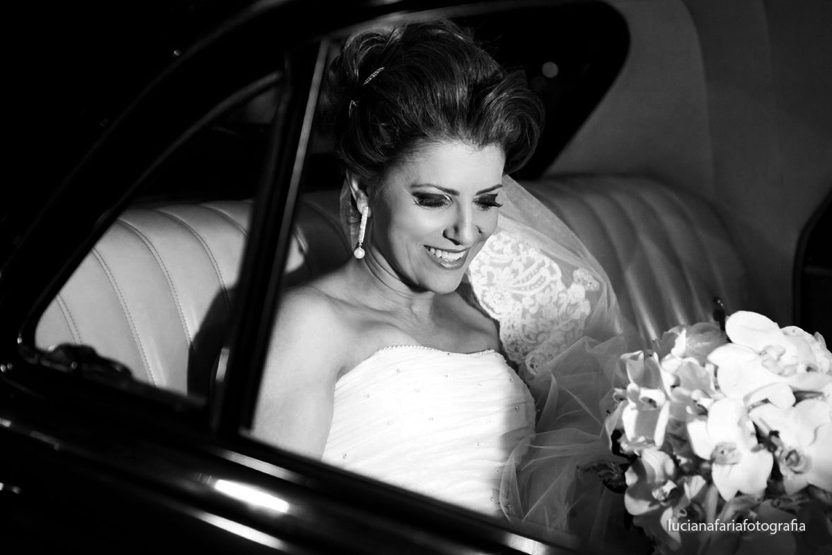 noiva feliz, maquiagem linda, vstido da noiva, vestida de noiva, carro, sorriso da noiva, hora de casar, casando, meu casamento, fotografia do meu casamento
