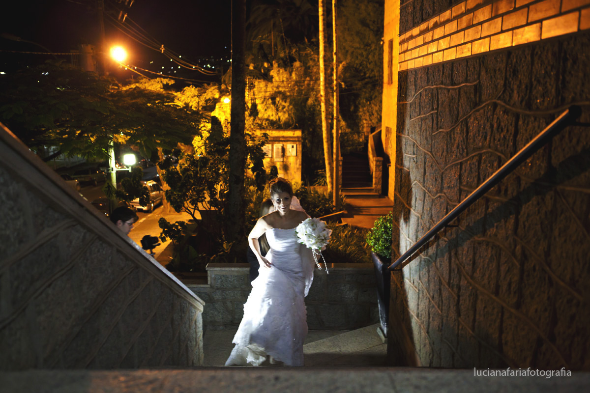 chegando na igreja, casar, casando agora, noiva feliz, foto da noiva, fotografia do casamento, noiva, subindo as escadas
