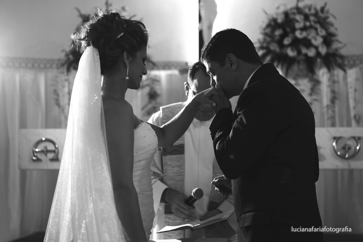 aliança, beijo, noivo, noiva, padre, igreja, altar, flores, decoração, véu da noiva, brinco da noiva