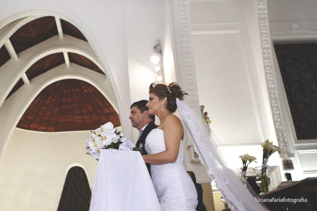 hora da benção, ajoelhados, noivos, casal de noivos, teto da igreja, benção dos noivos,