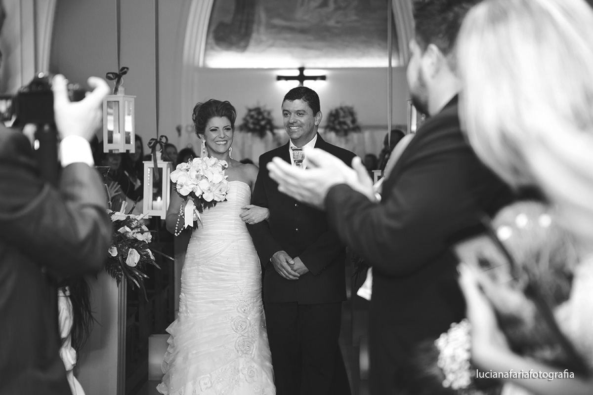 saída dos noivos, enfim casados, casaram, felizes, na igreja, viva os noivos, saindo da igreja, casados