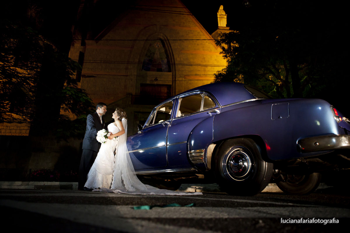 porta da igreja, carro, carro dos noibvos, dia de casar, casando, românticos, véu comprido, carro do casamento