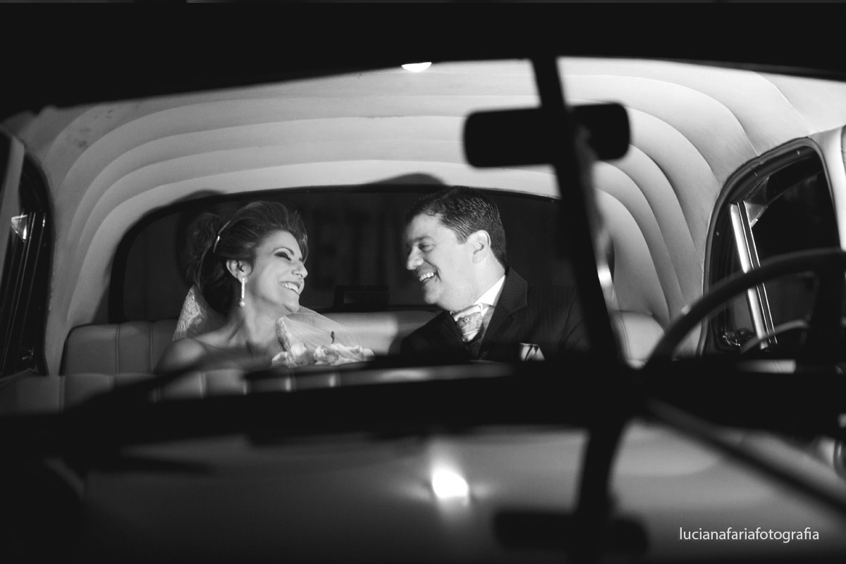 retrovisores, parabrisa,carro, noivos, beijo, sorrisos, amor, janela do carro, maquiagem, noivos, festa, saída dos noivos