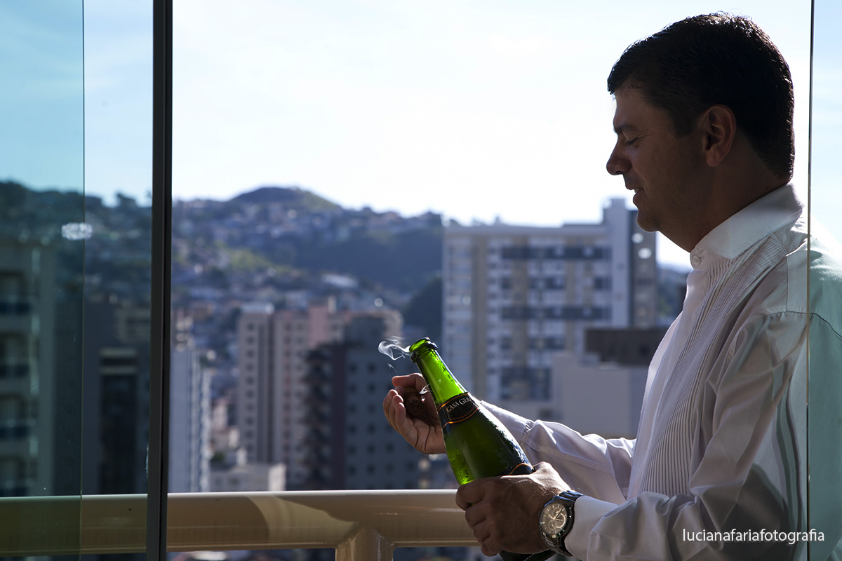 brinde do noivo, foto do brinde, fotografia de momentos, noivo relaxado, casamento, casar, hora do noivo