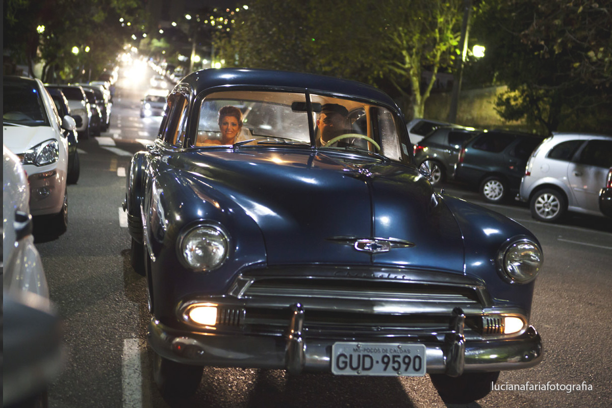 fotografia no carro, noiva pronta, noiva no carro, carro da noiva, casar, hora de casar, grande dia, buquê da noiva, casamento com chuva, carro lindo, chegando na igreja,